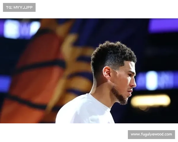 德文·布克凭借卓越视野与传球能力成为赛场亮点