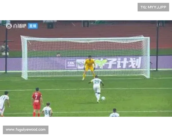 掌握扑点球技巧守门员如何通过精准判断化解对方罚点球威胁